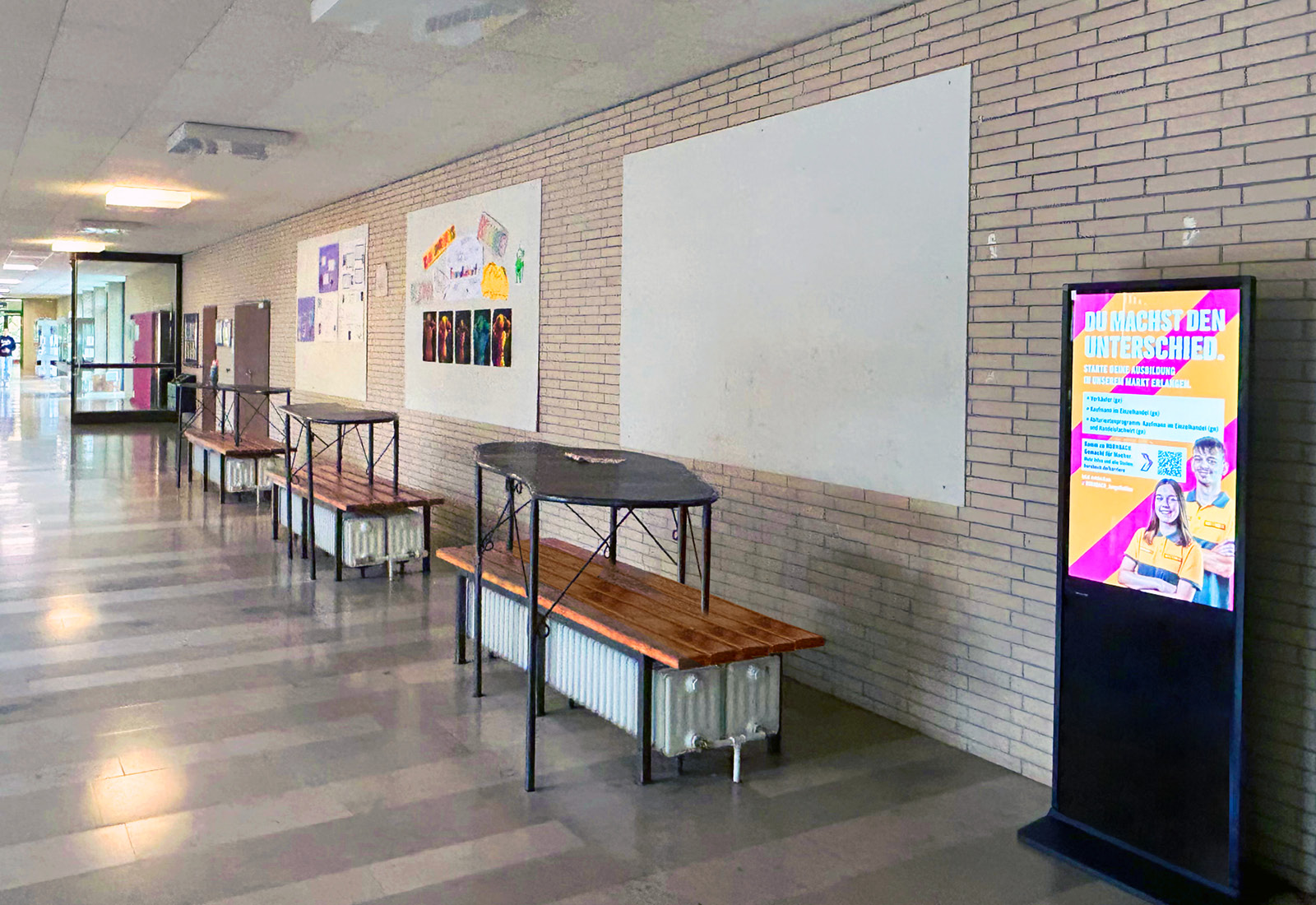 Zastosowanie cyfrowego wyświetlacza reklamowego DKST-LED43 z ekranem dotykowym firmy TOPREGAL