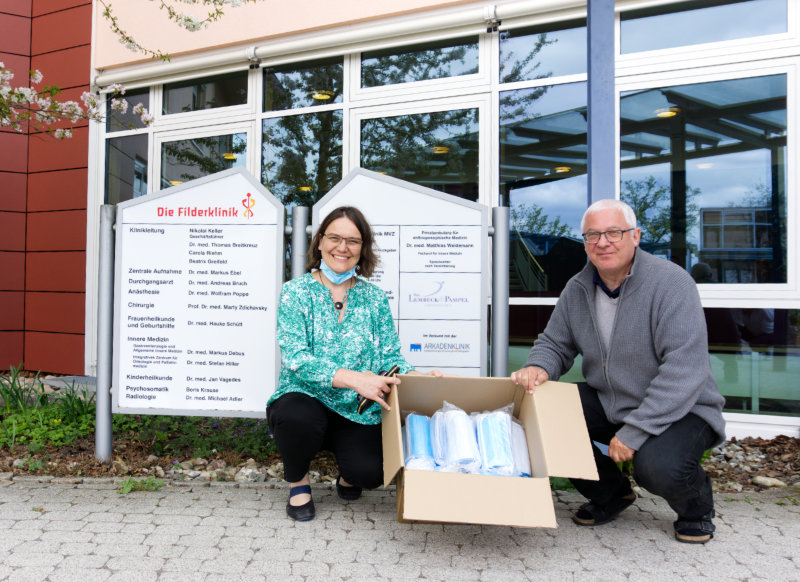 Przekazanie darowizny w postaci masek na twarz_Filderklinik 