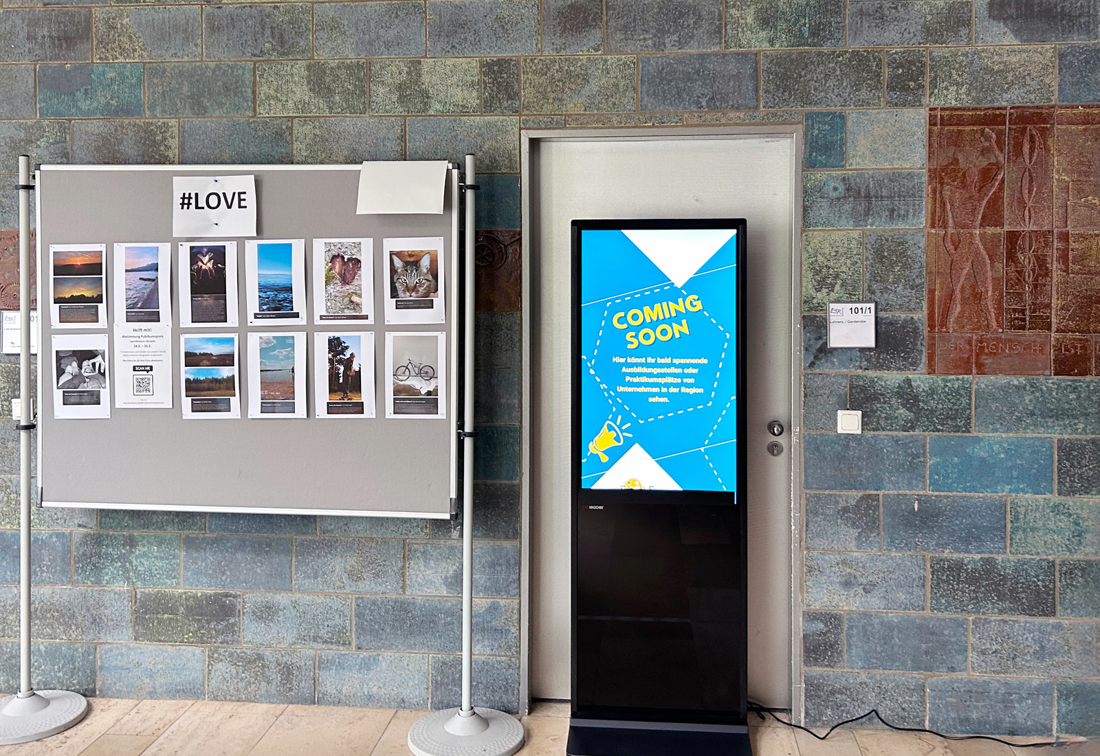 Zastosowanie cyfrowego wyświetlacza reklamowego DKST-LED43 z ekranem dotykowym firmy TOPREGAL