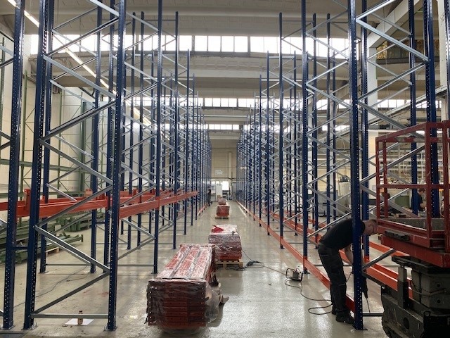 Regały paletowe w magazynie