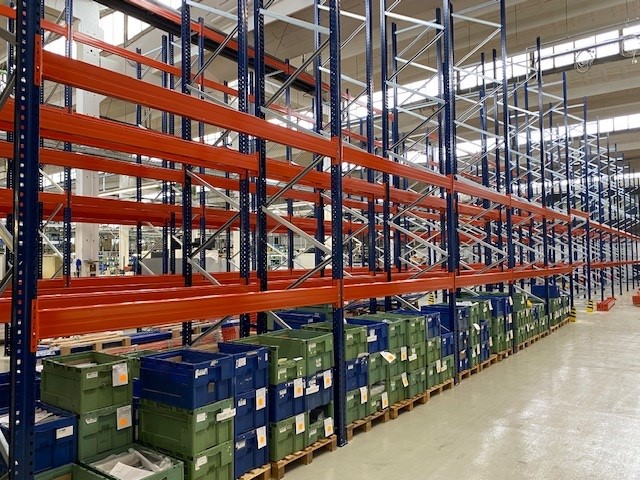 Regały paletowe w magazynie