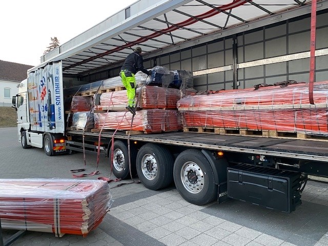 Rozładunek towarów z ciężarówki